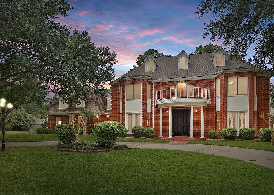 CUSTOM BUILT ESTATE HOME: The curb appeal of this beautiful estate home in Memorial Northwest sets the tone for the inviting interior spaces. Rooms are all generously sized, and the flexible floor plan offers so many possibilities.