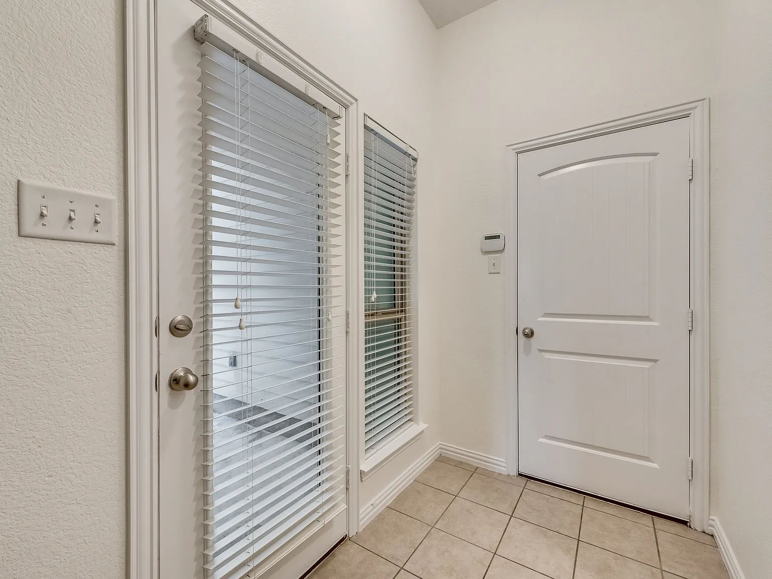 3 bed, 2.5 bath, 2065 sqft, $2,650 — Photo 3