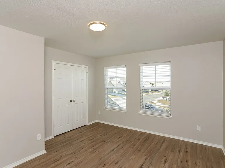 27402 Emilie Cyn — Photo 11