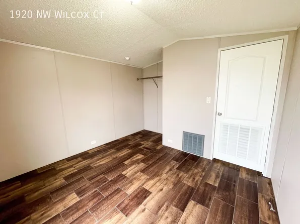 1920 NW Wilcox Ct, Topeka, KS 66608