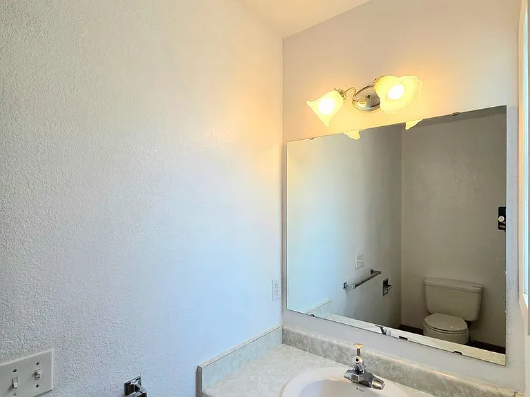 939 N Baker Ave — Photo 25