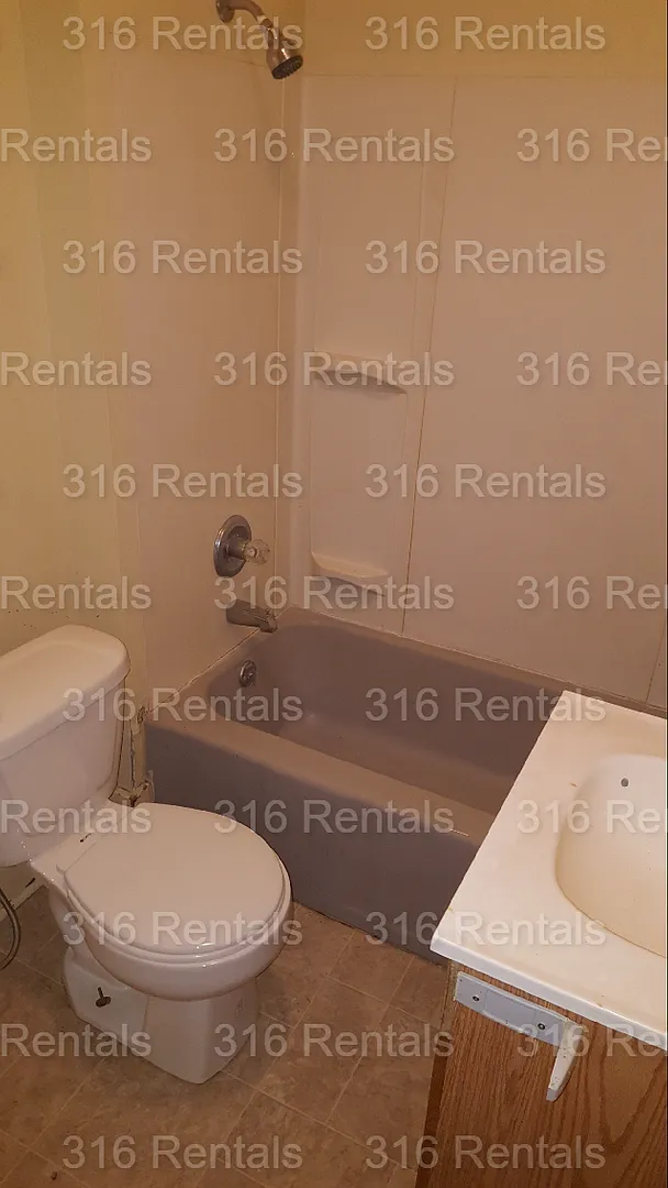 $775 - 2 bed 1 bath - Single Family Home — Photo 1