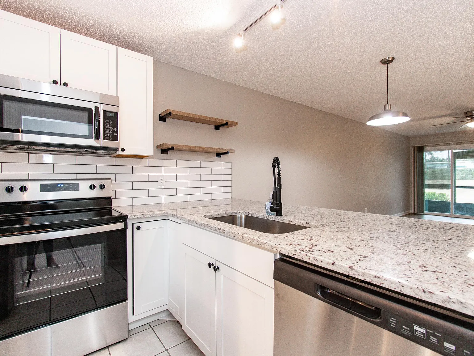 2 bed, 876 sqft, $1,600 — Photo 4