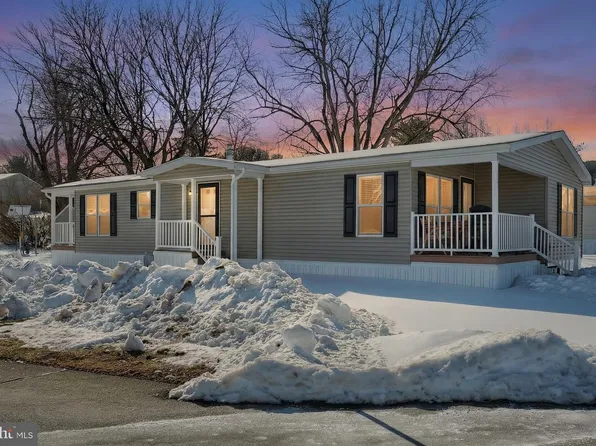 301 Blue Jay Dr, Red Lion, PA 17356