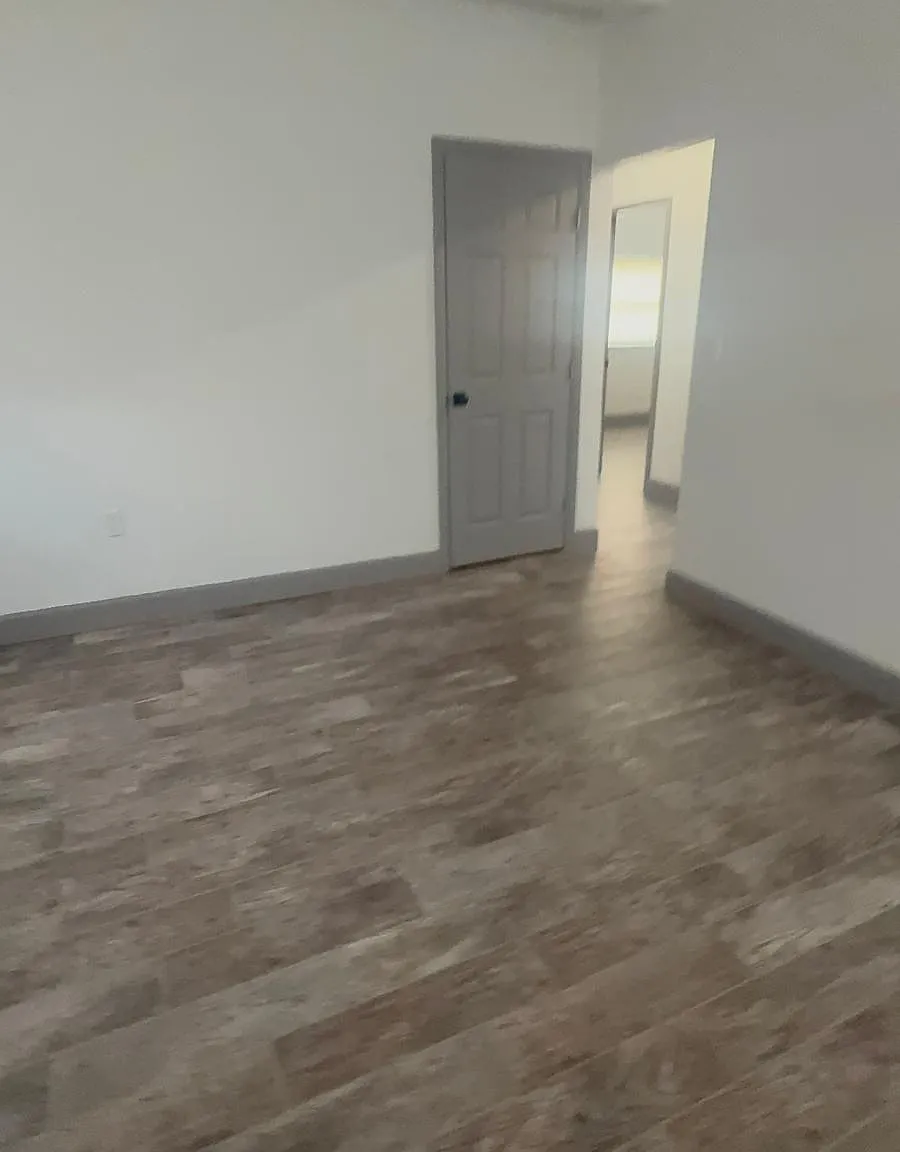 1102 Avenue D — Photo 2