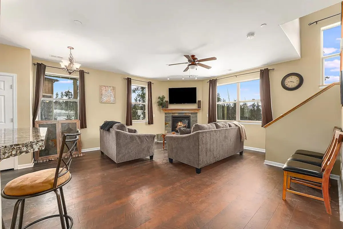 420 Cougar Ave — Photo 1