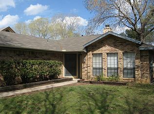 709 Creekside Dr, Euless, TX 76040