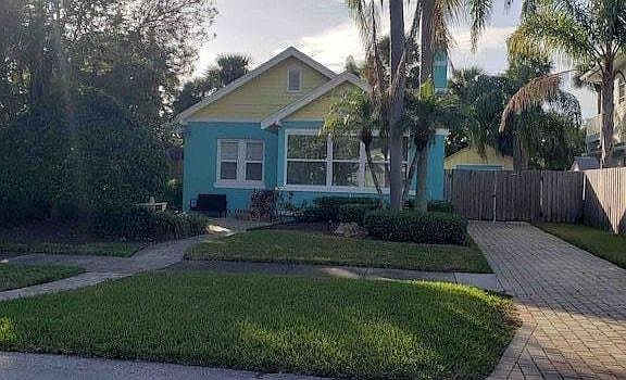 Key West Vibe peaceful cottage in North Beach that sleeps up to 6 with 2 bedrooms and a day bed that sleeps 2 in the front Florida room. 2 car parking in driveway too.