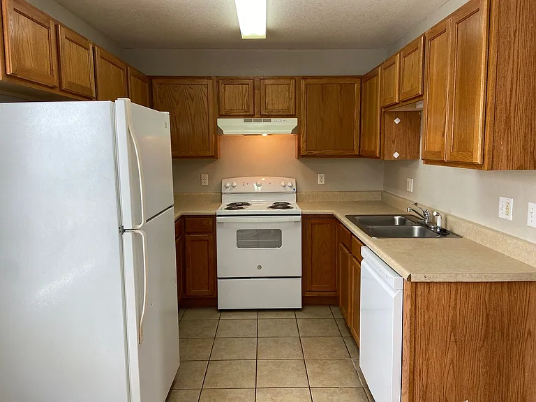502 Twin Oaks — Photo 8