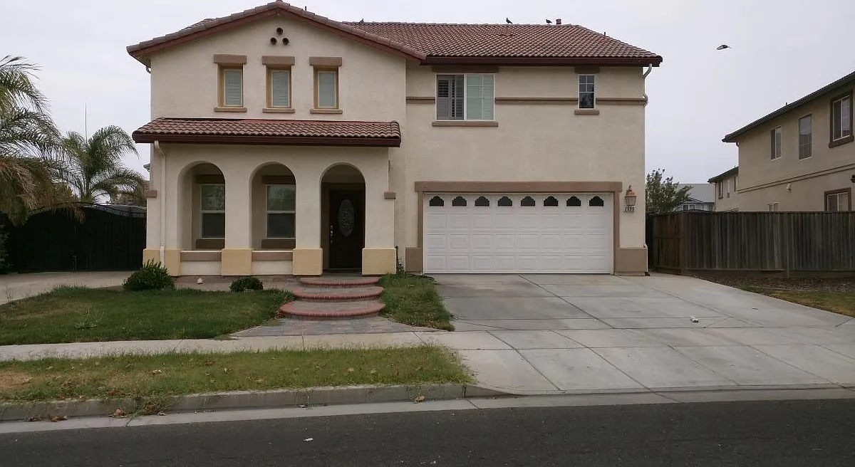 4 bed, 2698 sqft, $3,000 — Photo 1