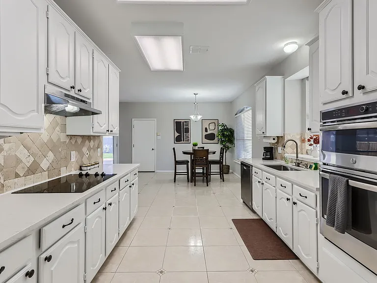 2520 Leicester Ct — Photo 15
