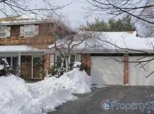 9 Clemson Ln, Woodbury, NY 11797