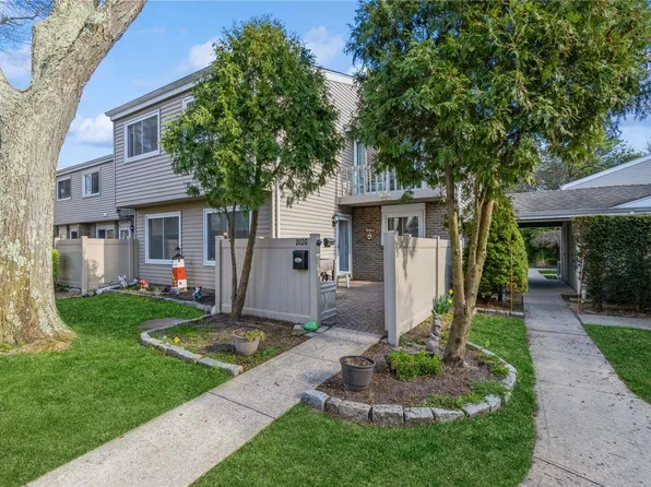 202 Springmeadow Drive #G, Holbrook, NY 11741