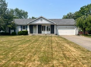 570 Fieldstone Dr, Amherst, OH 44001