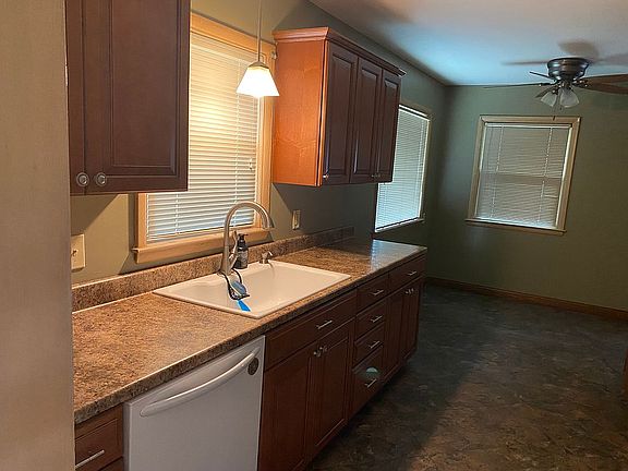 5th image of 2573 Woods Blvd