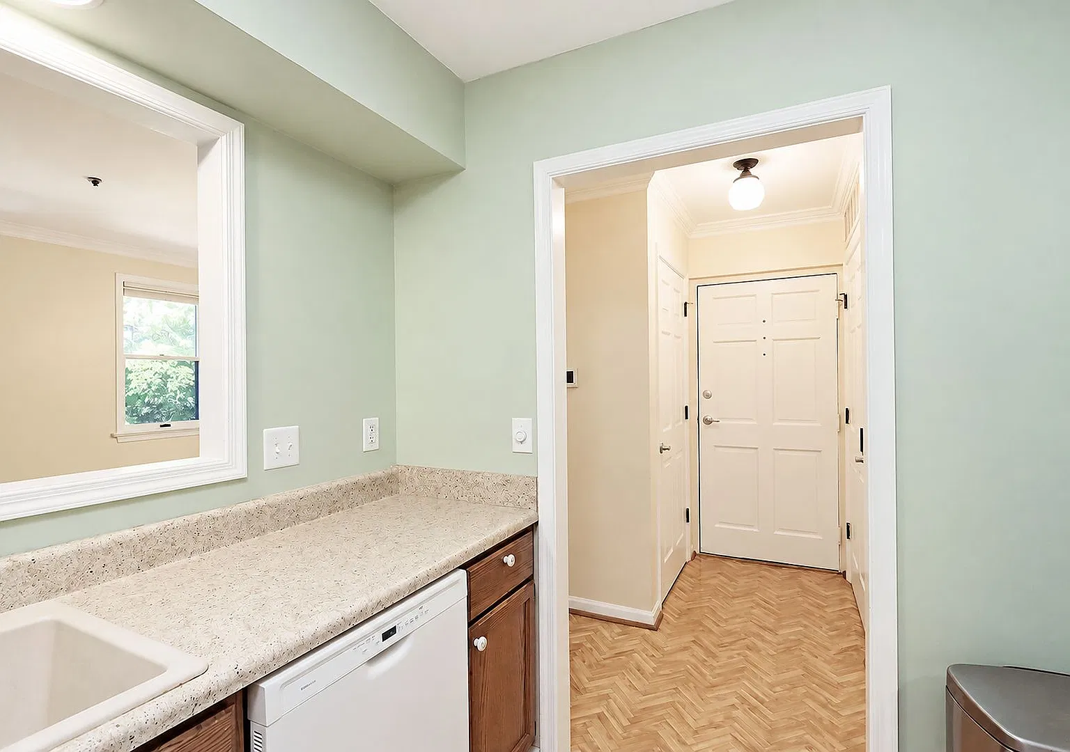 Top-Floor Branchlands Condo with Elevator Access — Photo 3