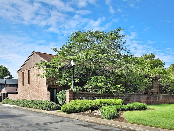 2nd image of 3131 Arlingtowne Ln #3