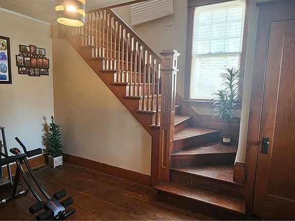 5th image of 611 Mill St