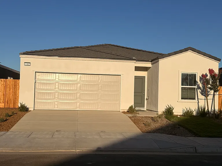 4478 N San Clemente Ave — Photo 2
