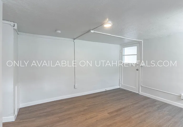 233 W 400 N — Photo 4