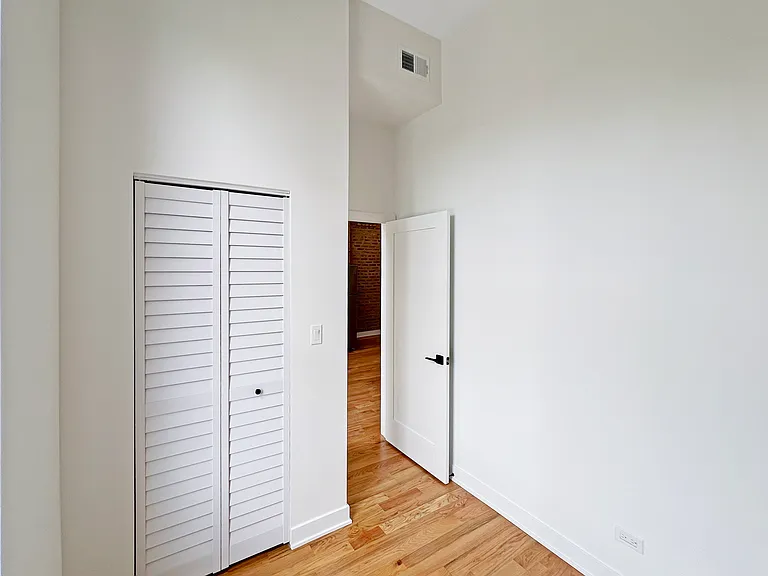 309 W Chicago Ave #201 — Photo 7