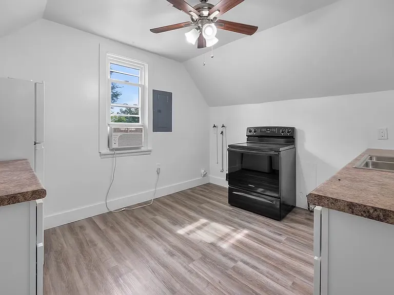 9 S Benton St #B — Photo 11