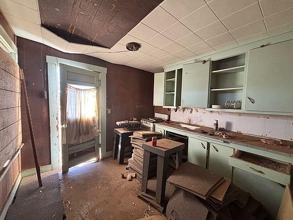 3rd image of 520 W Commerce St