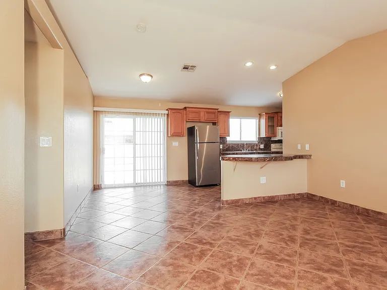 305 E Gardenia Dr — Photo 3