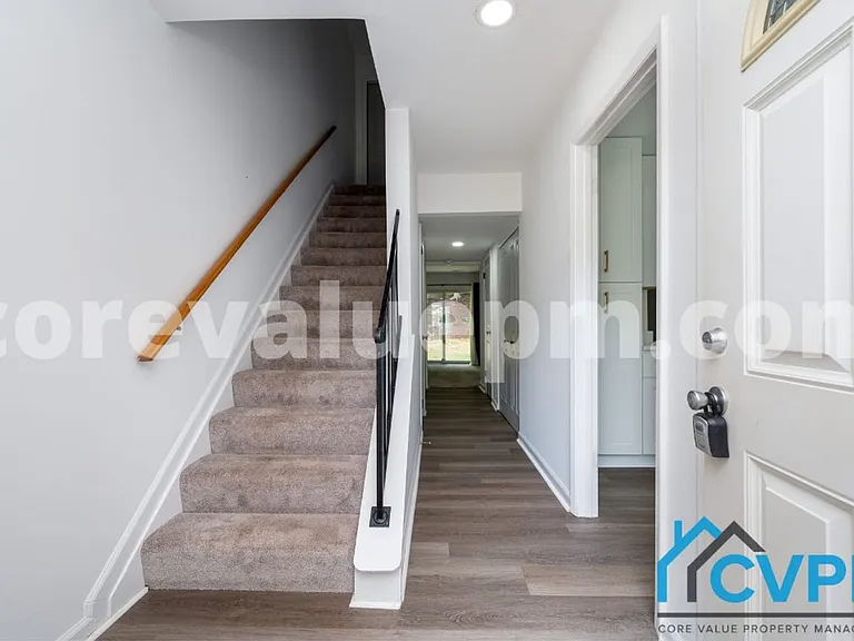 1250 Stonewood Ct — Photo 3