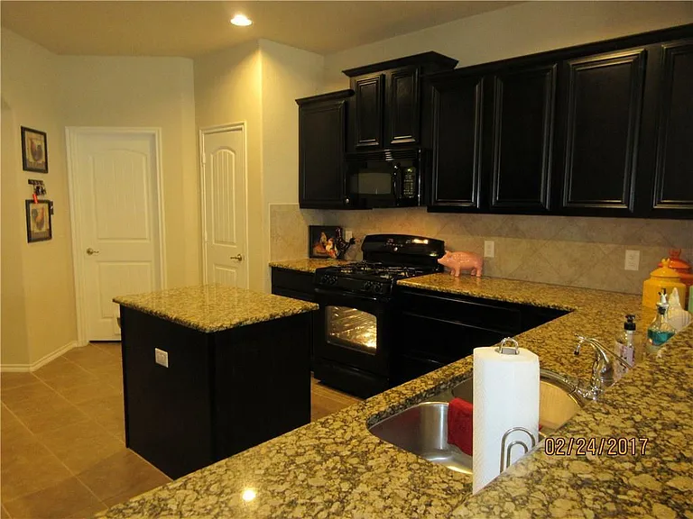 1110 Lubbock Ln — Photo 15