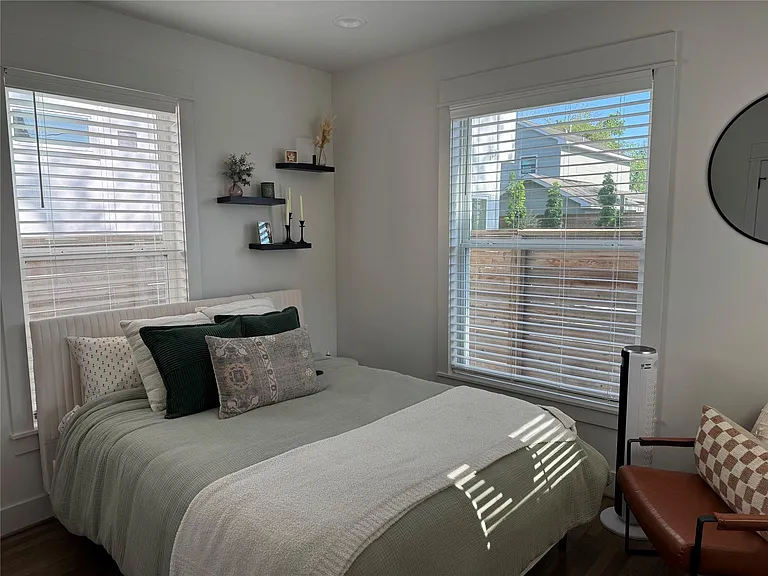 1033 Adele St — Photo 14