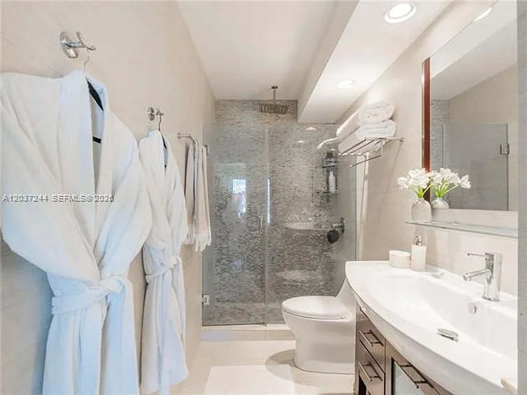 5401 Collins Ave #1013 — Photo 14