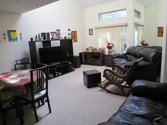 1042 Courtland Dr — Photo 3