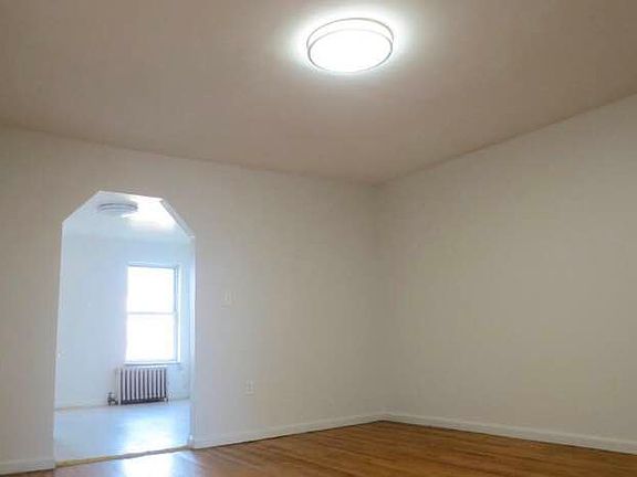 3rd image of 154 Bedford Ave APT 4