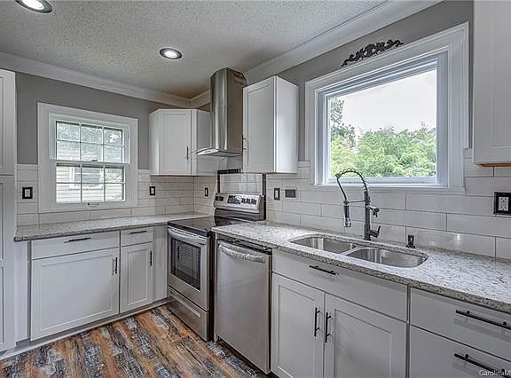 3rd image of 105 W Maryland Ave
