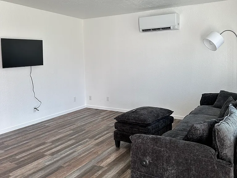 909 Delta Dr NE — Photo 4