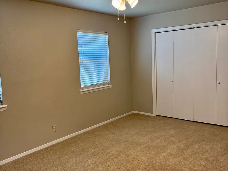 1035 Raleigh Cir — Photo 12