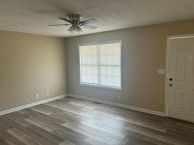 3 bed, 1050 sqft, $1,095 — Photo 3