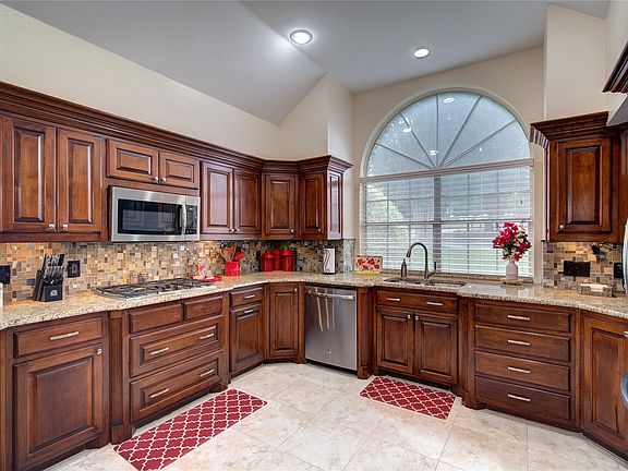 5th image of 11 Lakeway Dr
