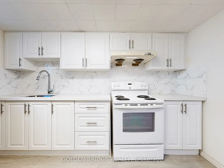 438 Centre St E — Photo 25