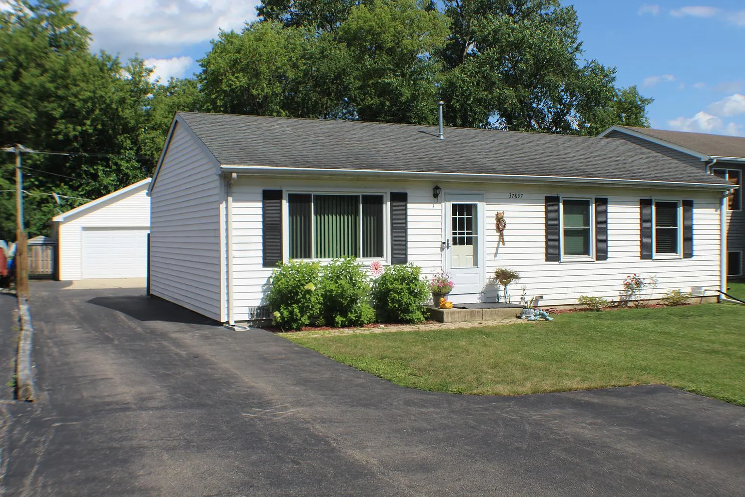 37897 N Academy Dr photo 1