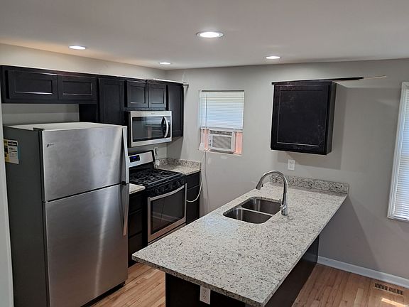 Kitchen and Breakfast Bar