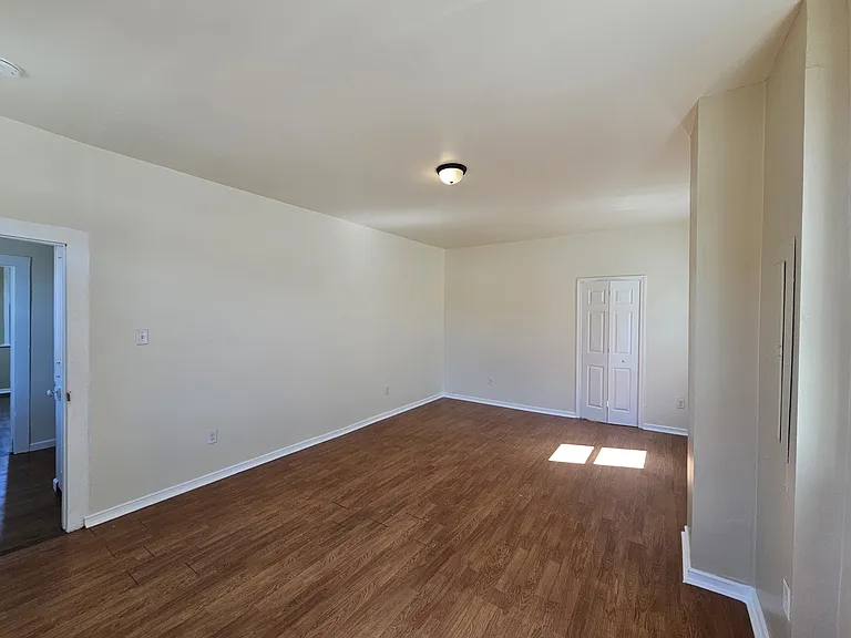 327 E Locust St #2 — Photo 8