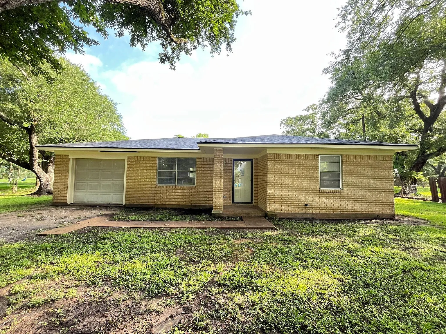 3 bed, 1.5 bath, 1050 sqft, $1,500 — Photo 1