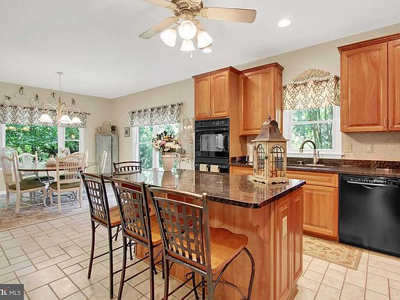 5th image of 922 Sidehill Dr