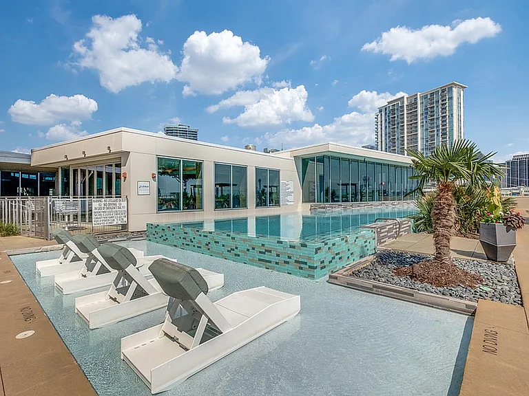 1400 HiLine Pool