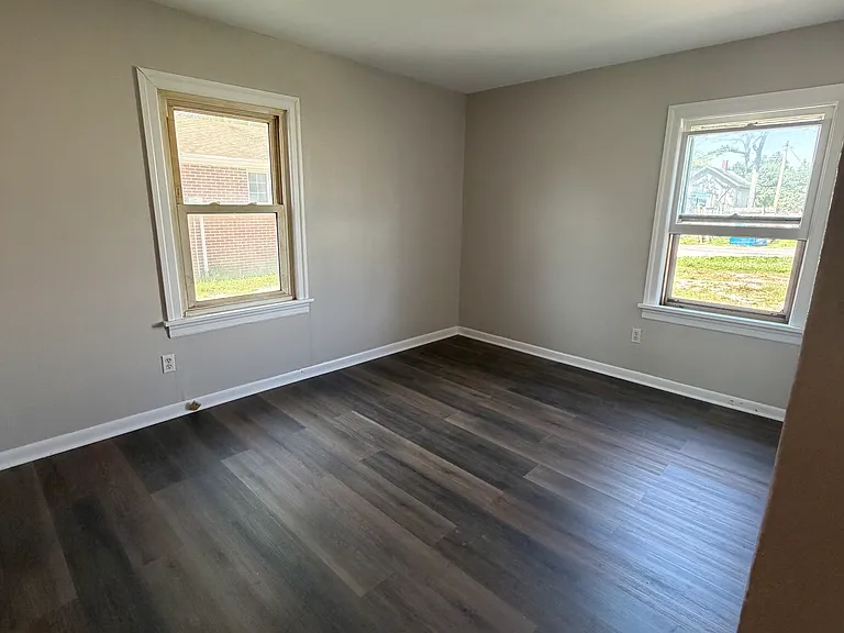 105 N Donk Ave — Photo 2