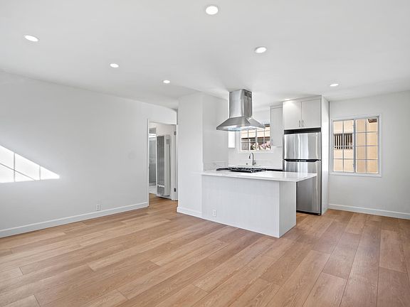 2nd image of 4920 Cahuenga Blvd Unit 1/2