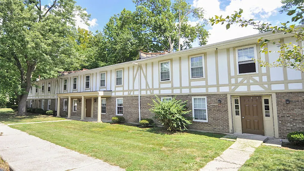 Eleven Oaks Apartments — Photo 1