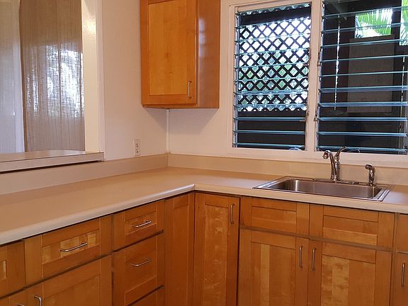 Kitchen w/counter space